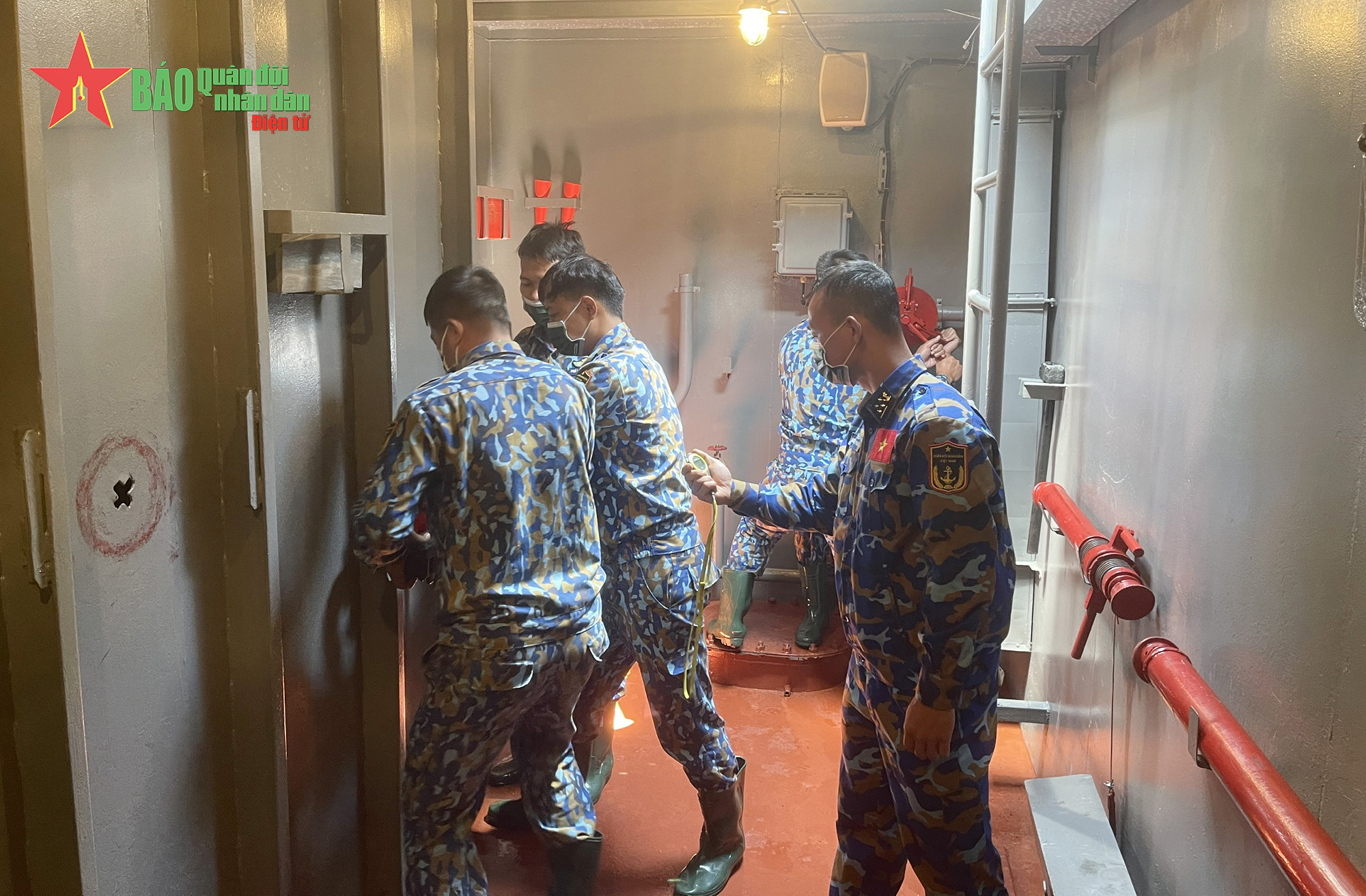 Một phút chống chìm trên chiến hạm hiện đại